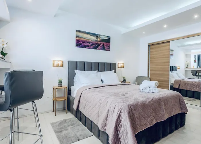 Kronstadt - Gara Apartment